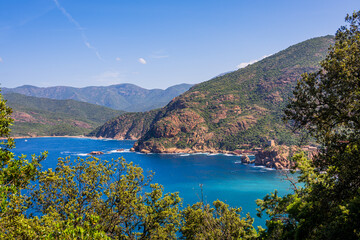 Naklejka premium Vue sur le golfe de Porto, le village et ses rochers rouges en Corse du Sud en France