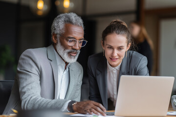 Obraz premium Senior male leaders and adult mentors show young businesswomen how to manage a business.