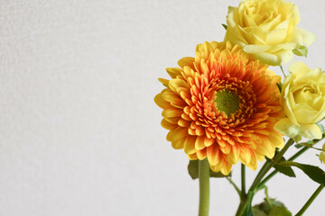 薔薇とガーベラ