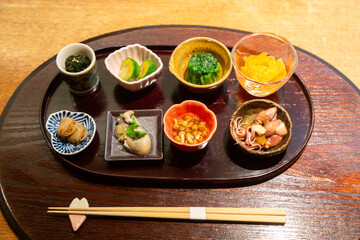 小皿に並んだ春の旬菜 先付け 和食の盛り付け