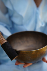 Metallic bowl used for meditation and sound therapy. Image suitable for wellness, relaxation, and mindfulness concepts.