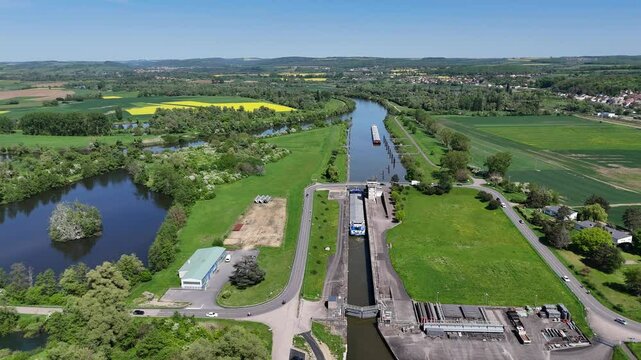 Vue a&eacute;rienne et panoramique sur la Moselle avec l'&eacute;cluse de Koenigsmacker et le village du m&ecirc;me nom, et les cultures agricoles aux alentours, 