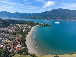 Obraz premium Wonderful beach with turquoise water seen from above with a backdrop of Atlantic Forest mountains