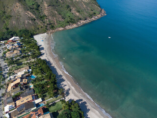 Obraz premium Wonderful beach with turquoise water seen from above with a backdrop of Atlantic Forest mountains