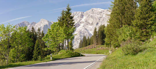 Idyllische Landstrasse in den deutschen Alpen