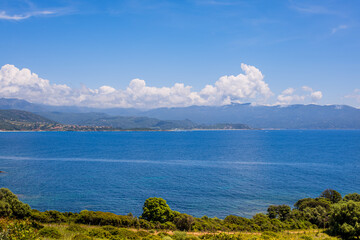 Vue sur la côte depuis les hauteurs de Cargèse en Corse du Sud en France