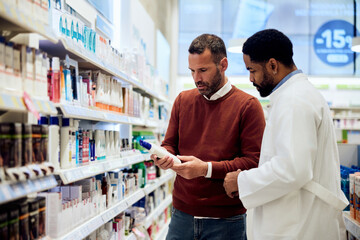 Obraz premium Customer and Pharmacist Discussing Products on Store Shelves in Pharmacy
