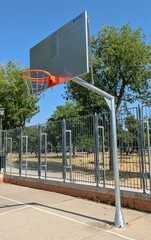 Cancha de baloncesto urbana. Canasta de baloncesto con cadenas en el aro