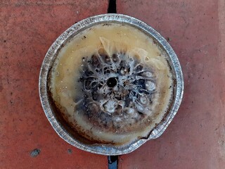 Strane forme della cera in una padella romana