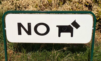 Señal no se permiten perros en parque público 