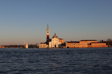 Fototapeta premium coucher de soleil hivernal sur la Basilique San Giorgio Maggiore à Venise