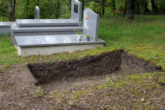 Tombe fra&icirc;chement creus&eacute;e dans le cimeti&egrave;re, en attente du cercueil - concession fun&eacute;raire inhumation en pleine terre