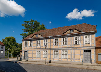 Denkmalgeschütztes Fachwerkhaus am Markt von Luckenwalde, als Schule gebaut und als Verwaltungsgebäude genutzt - Inschriften retuschiert