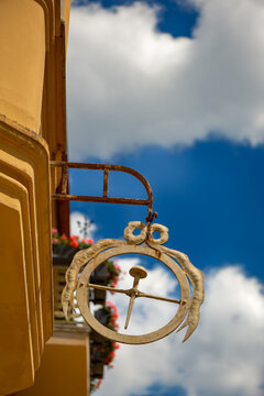 Stilisiertes Zunftzeichen an einem denkmalgesch&uuml;tzten Jugendstilhaus in Luckenwalde