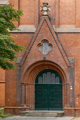 Südportal mit restaurierten Bleiglasfenstern an der denkmalgeschützten neugotischen "Jakobikirche" in Luckenwalde