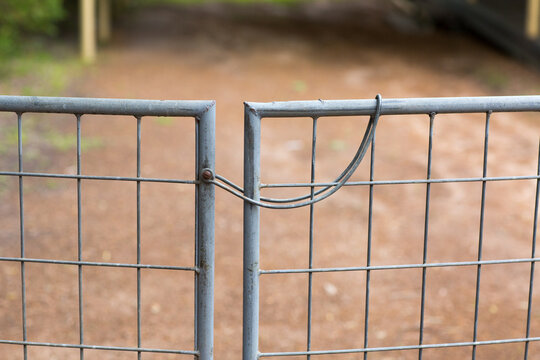 Metal latch on unlocked gate