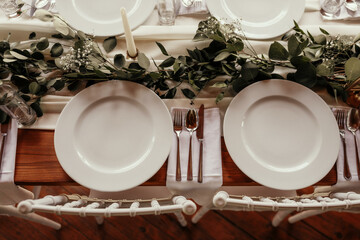 Enchanting Dinner Setting, Perfect Fusion of White and Wood for a Romantic Ambiance