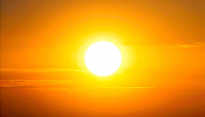 Panoramica con un sol ardiente de verano y bruma cálida en concepto de ola de calor extremo y cambio climático