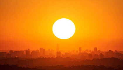Panoramica con un sol ardiente y bruma cálida en concepto de ola de calor y cambio climático