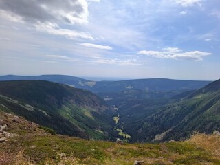 Fototapeta premium Widok panoramiczny ze szczytu Śnieżki, Karkonosze. Dolina po stronie czeskiej