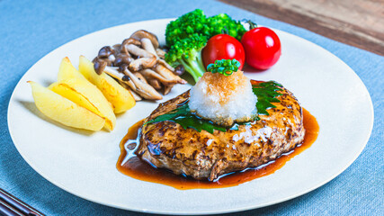 おろしハンバーグと野菜の盛り合わせ