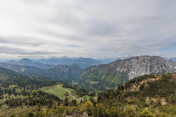 ampia vista panoramica dalla cima di un monte vicino a Passo Pramollo, tra Italia ed Austria, di mattina, in primavera, con cielo nuvoloso