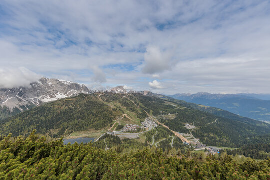 ampia vista panoramica dalla cima di un monte vicino a Passo Pramollo, tra Italia ed Austria, di mattina, in primavera, con cielo nuvoloso