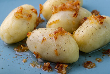 kluski z mięsem, kluski, jedzenie, posiłek, przekąska, dania, przepyszny, gotowanie, obiad, smaczny, bar, restauracja, catering