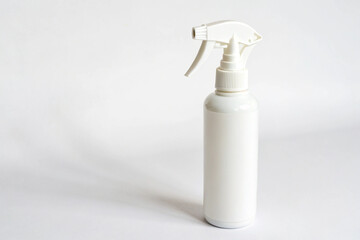 Simple and versatile white plastic sprayer bottle, ideal for cleaning, beauty, or garden products.