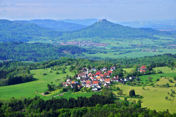 Blick vom Dreifürstenstein über Beuren zum Hohenzollern; Schwäbische Alb, Baden Württemberg;...