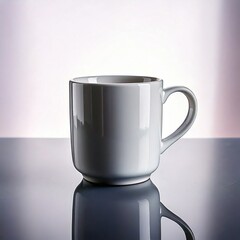 Taza con reflejo en superficie brillante