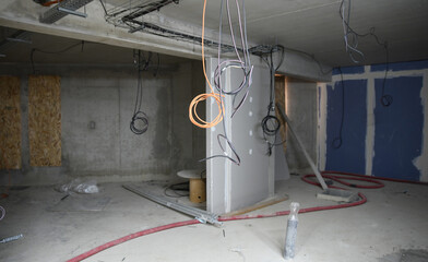 chantier intérieur avec installation électrique en cours