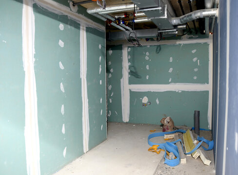 chantier int&eacute;rieur avec plaques de platre et &eacute;l&eacute;ments de ventilation