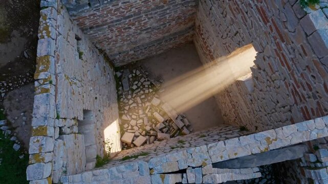  Ruines de pierre travers&eacute;es par un rayon de lumi&egrave;re