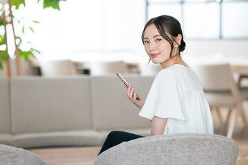 女性　スマホ