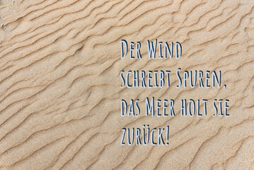 Strandbild mit dem Text: Der Wind schreibt Spuren, das Meer liest sie fort!