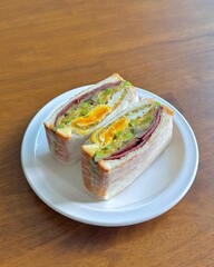 Delicious Kiwi, Egg, and Meat Sandwich Recipe