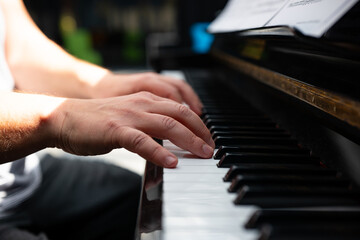 Obraz premium hands of a man playing the piano