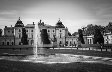 3.07.2025 Białystok Polska. Historyczny Pałac Branickich i fontanny w całej okazałości.