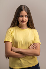Obraz premium A young woman holding a reusable pink water bottle to stay hydrated.