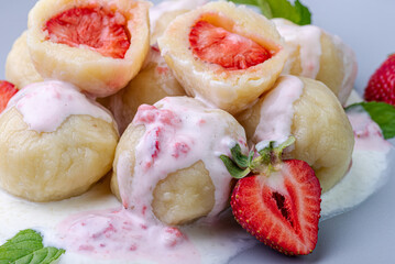 knedle z truskawkami, obiad, świeże, truskawki, kluski, danie, pyszne, domowe, knajpa, bar, restauracja, sezon, owoce