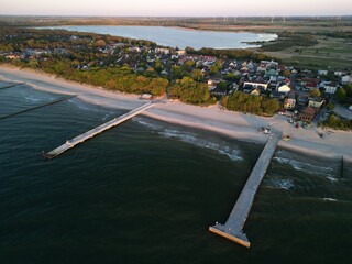 Niechorze - Polska - miasteczko nad Bałtykiem z latarnią morska i molo - zdjęcia z drona © Konrad