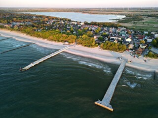 Niechorze - Polska - miasteczko nad Bałtykiem z latarnią morska i molo - zdjęcia z drona © Konrad