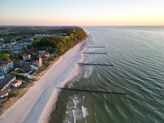 Niechorze - Polska - miasteczko nad Bałtykiem z latarnią morska i molo - zdjęcia z drona © Konrad