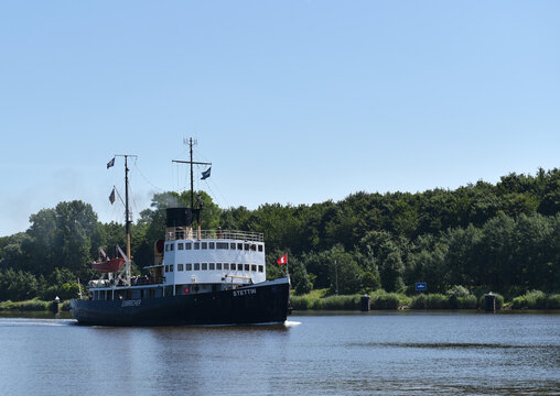 Dampf - Eisbrecher STETTIN f&auml;hrt durch den Nord-Ostsee-Kanal 