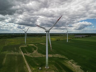 Pomorze Zachodnie - Polska - turbiny wiatrowe podczas pracy - zdjęcie wykonane dronem w dużej rozdzieloczości © Konrad