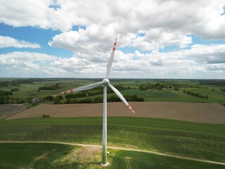 Pomorze Zachodnie - Polska - turbiny wiatrowe podczas pracy - zdjęcie wykonane dronem w dużej rozdzieloczości © Konrad
