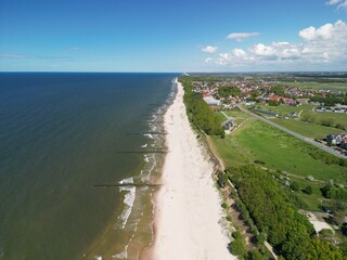 Trzęsacz - Polska - małą nadmorska miejscowość z ruinami kościoła nagrana dronem w wysokiej jakości © Konrad