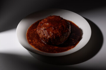 強い影がある日本のデミグラスハンバーグ