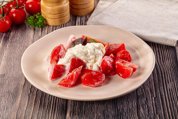 Salad with stracciatella and tomato